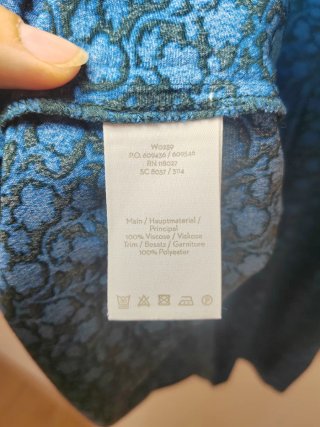 Blusa azul con estampado floral