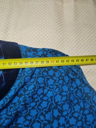 Blusa azul con estampado floral