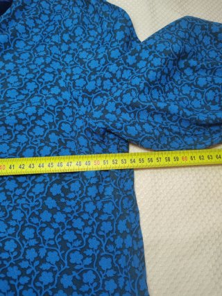 Blusa azul con estampado floral
