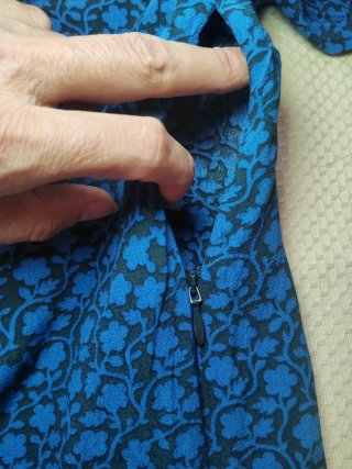 Blusa azul con estampado floral