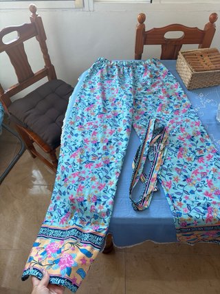 Top corto floral con tirantes