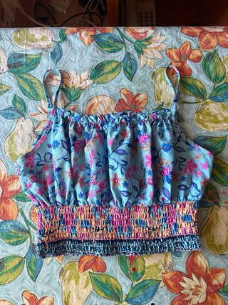 Top corto floral con tirantes