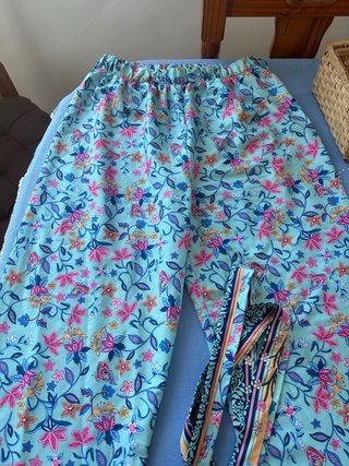 Top corto floral con tirantes