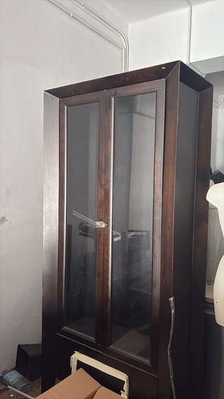 Mueble de madera con puertas de cristal