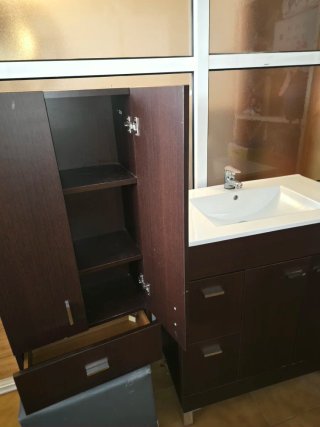 Mueble de baño, lavabo y mueble auxiliar.