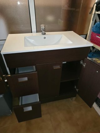 Mueble de baño, lavabo y mueble auxiliar.