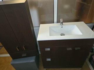 Mueble de baño, lavabo y mueble auxiliar.
