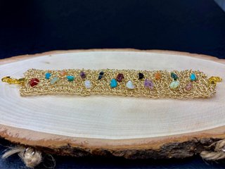 Pulsera dorada con minerales
