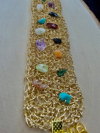 Pulsera dorada con minerales