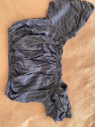 Top azul con rayas blancas