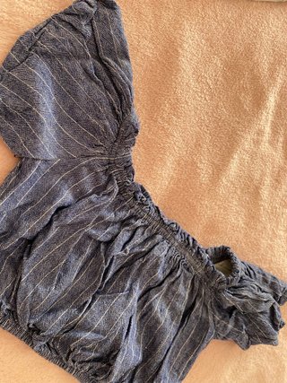 Top azul con rayas blancas