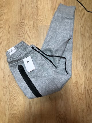 Conjunto Nike Tech Gris Talla M