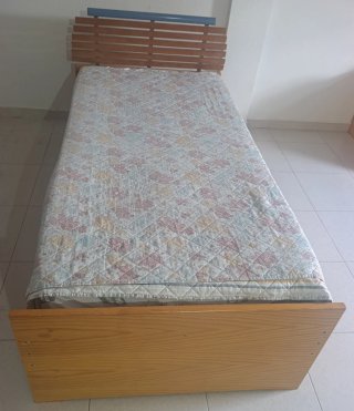 Cama individual de madera con cabecero  y colchón