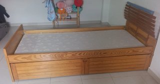 Cama individual de madera con cabecero  y colchón