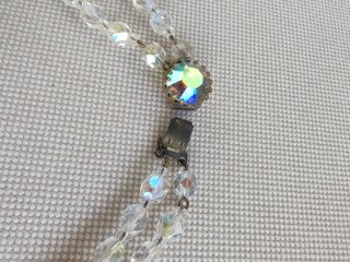 Collar de cuentas de cristal iridiscente