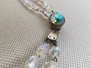 Collar de cuentas de cristal iridiscente