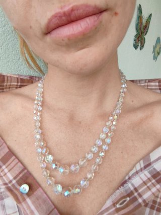 Collar de cuentas de cristal iridiscente