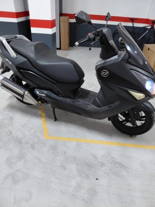 Scooter Daelim Negra