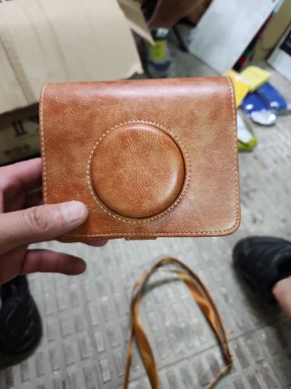 Funda cámara cuero marrón con correa