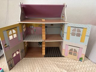Casa de muñecas de madera
