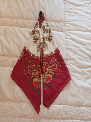 Pañuelo estampado oro y rojo