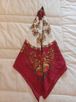 Pañuelo estampado oro y rojo