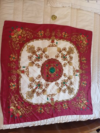 Pañuelo estampado oro y rojo