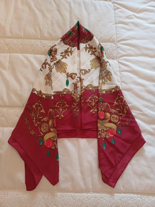 Pañuelo estampado oro y rojo
