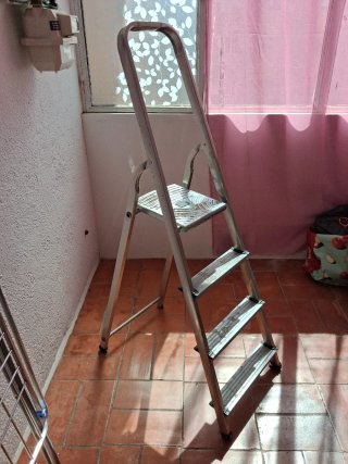 Escalera plegable de aluminio