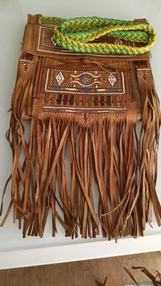 Bolso de cuero con flecos y abalorios