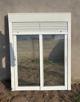 Ventana de aluminio blanca con persiana enrollable