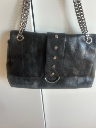 Bolso negro con cadenas
