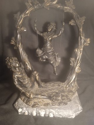Escultura pareja columpio