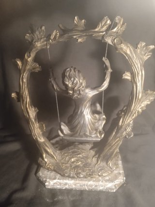 Escultura pareja columpio