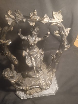 Escultura pareja columpio