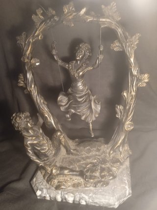 Escultura pareja columpio