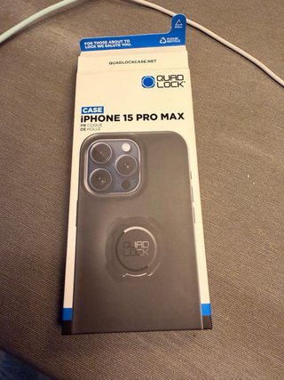 Funda Quad Lock iPhone 15 Pro Max Moto