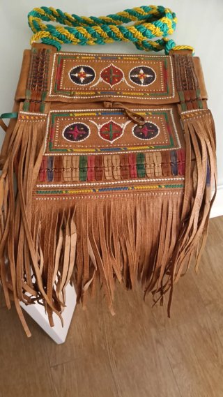 Bolsa de cuero con flecos y cordón