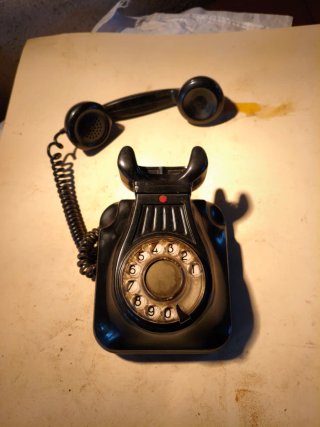Teléfono antiguo negro