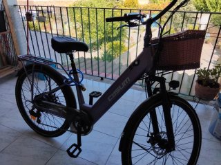Bicicleta Eléctrica Morada con Cesta