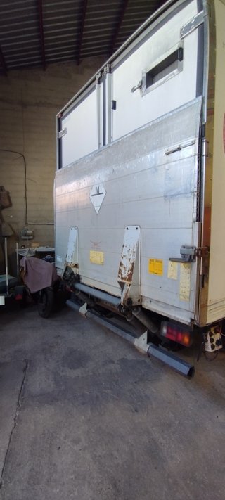 Trampilla elevadora 1500 kg camión marca ZEPRO