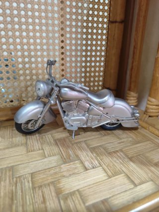 Riproduzione modellino moto con orologio