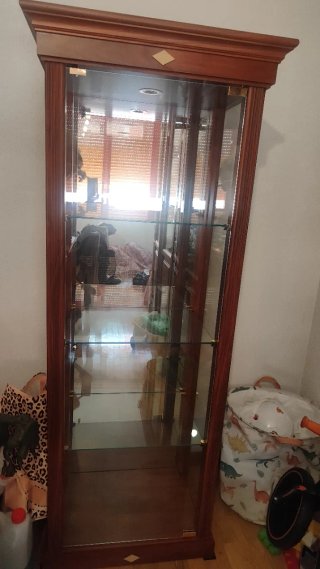Vitrina de madera y cristal