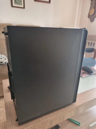 Ordenador de sobremesa gris