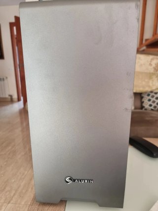 Ordenador de sobremesa gris