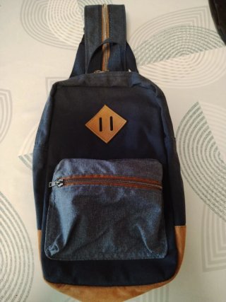 Mochila pequeña azul y marrón