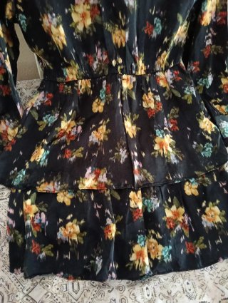 Vestido corto floral negro