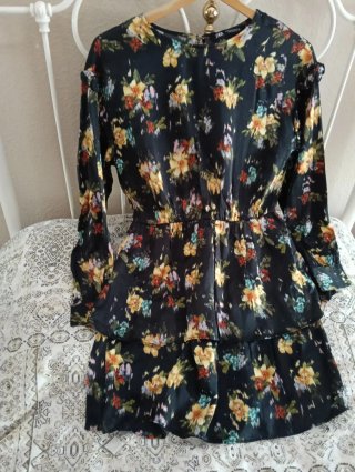 Vestido corto floral negro