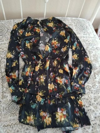 Vestido corto floral negro