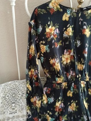 Vestido corto floral negro